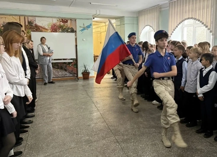 🇷🇺12 октября  в нашей школе, по доброй традиции, началось с торжественного поднятия ф...