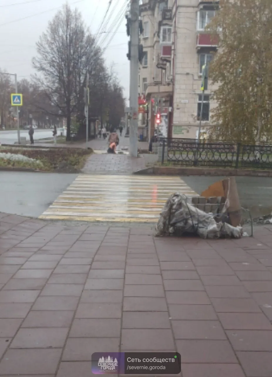 На перекрестке проспектов Мира и Ленина в дорожные службы проводят замену тактильного п...
