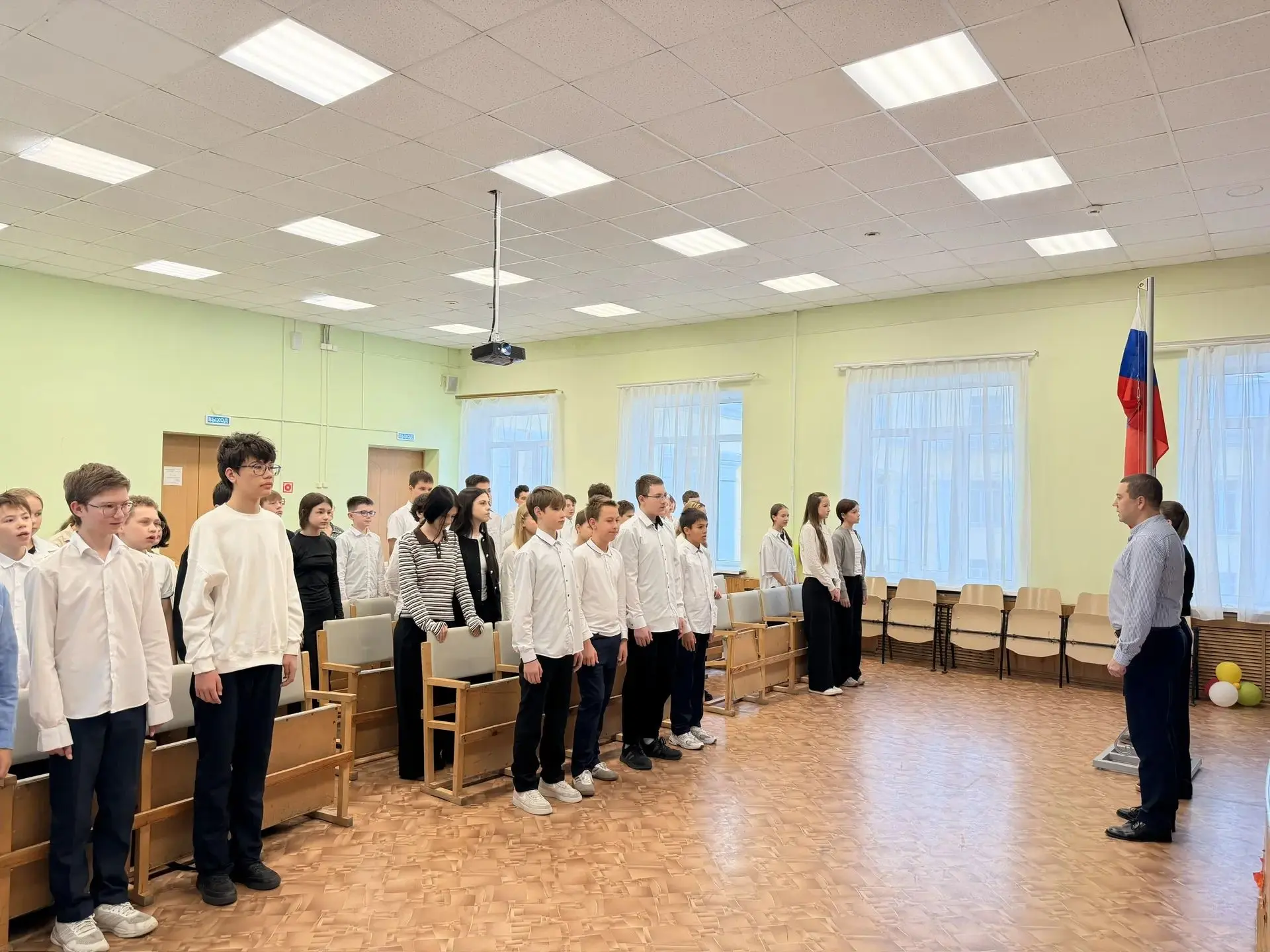 🇷🇺12 октября состоялась Торжественная линейка с подъёмом государственного флага под г...
