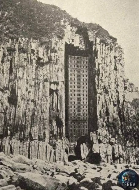 🤯 Перед вами не фотошоп, а реальное место — Утёс Фернандо Мартина в Испании.