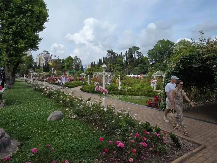 Отправляйтесь с нами на обзорную экскурсию по Сочи! Мы проведем вас мимо Морского вокза...