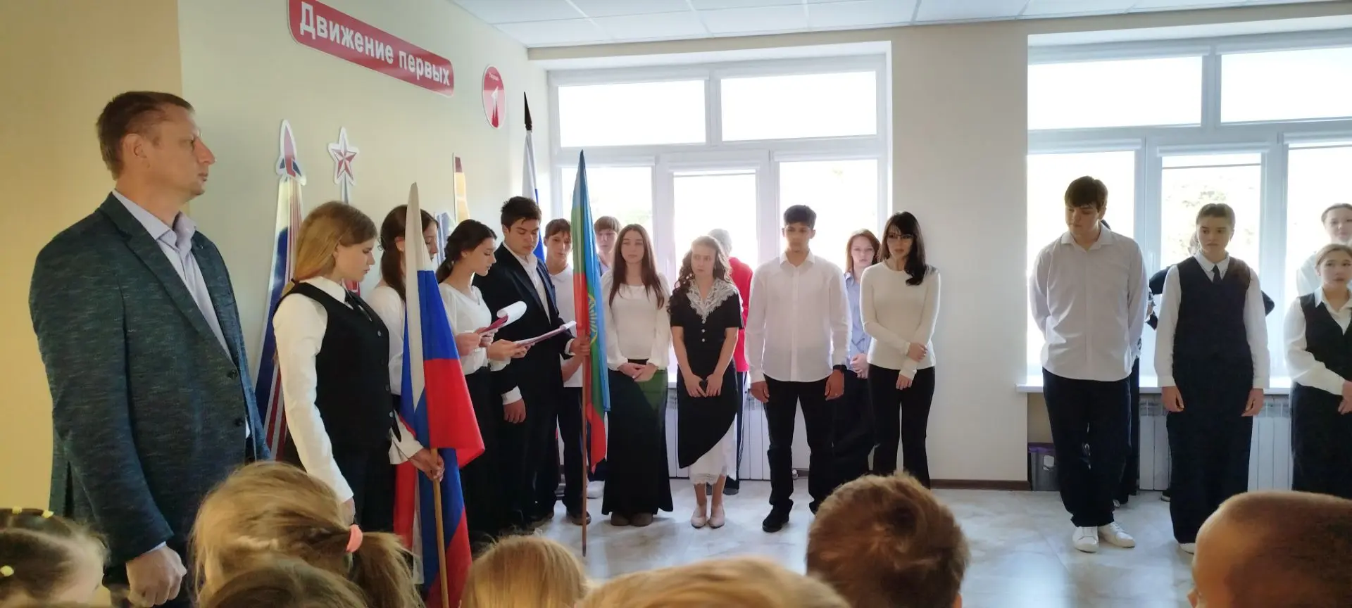 🇷🇺Понедельник в нашей школе начался традиционно - с линейки,выноса флага и исполнения...