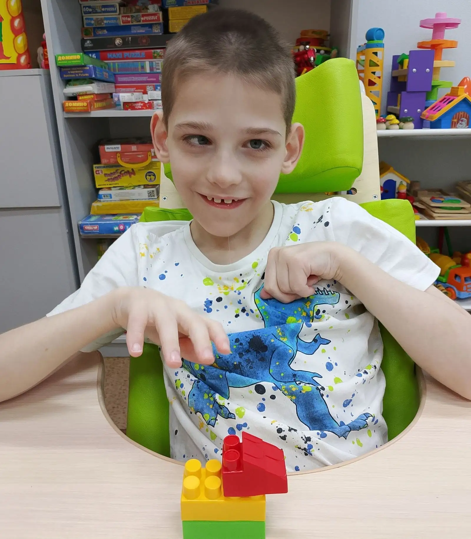 Сегодня на занятии мы строили из LEGO. Не сложные замки, а простые башенки и домики — з...