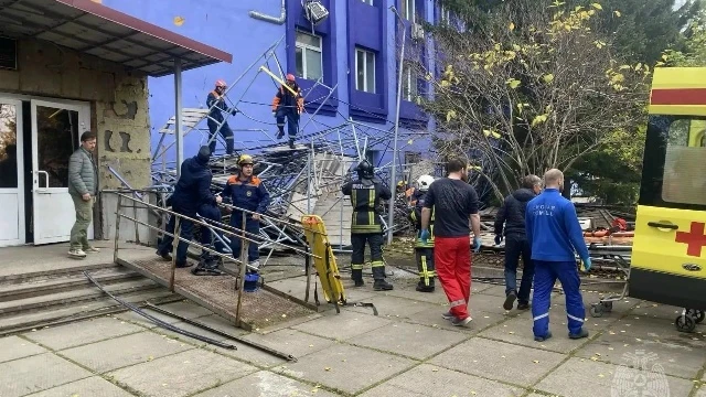 В Красноярске обрушились строительные леса: один человек погиб