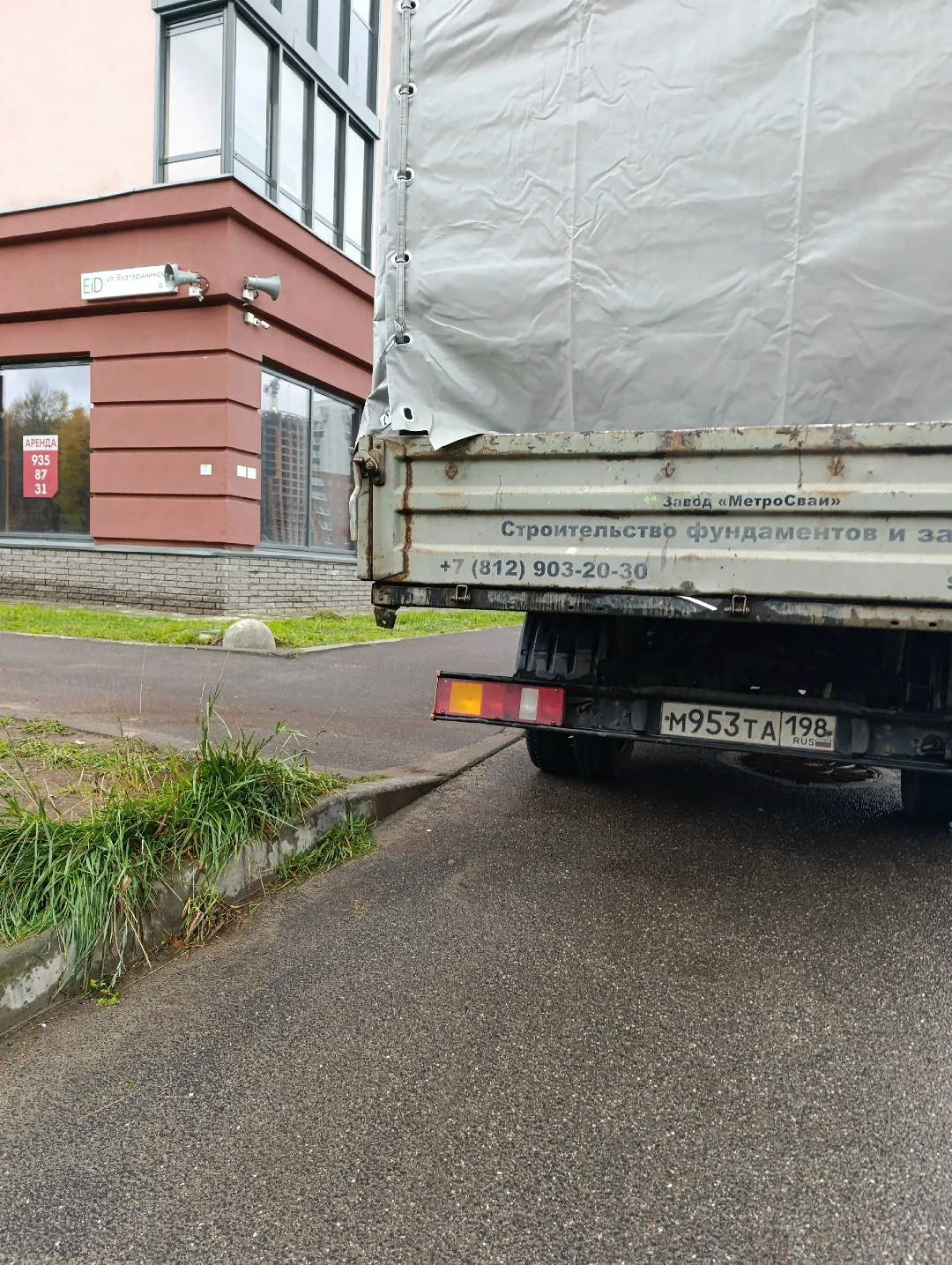 Соседи, скажите, пожалуйста, у нас сегодня что, празднуется день дурака за рулем? Или п...