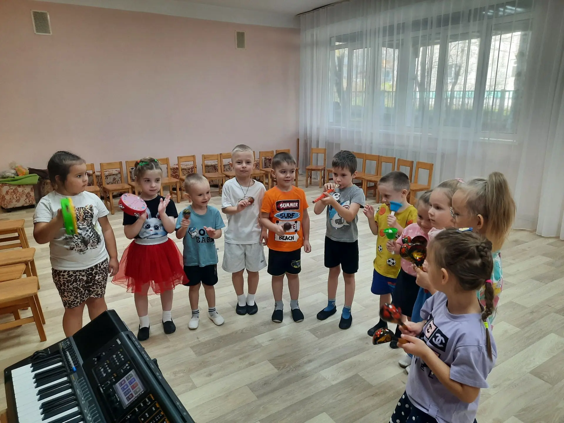 🌞На музыкальных занятиях дети с большим интересом берут в руки разнообразные музыкальн...