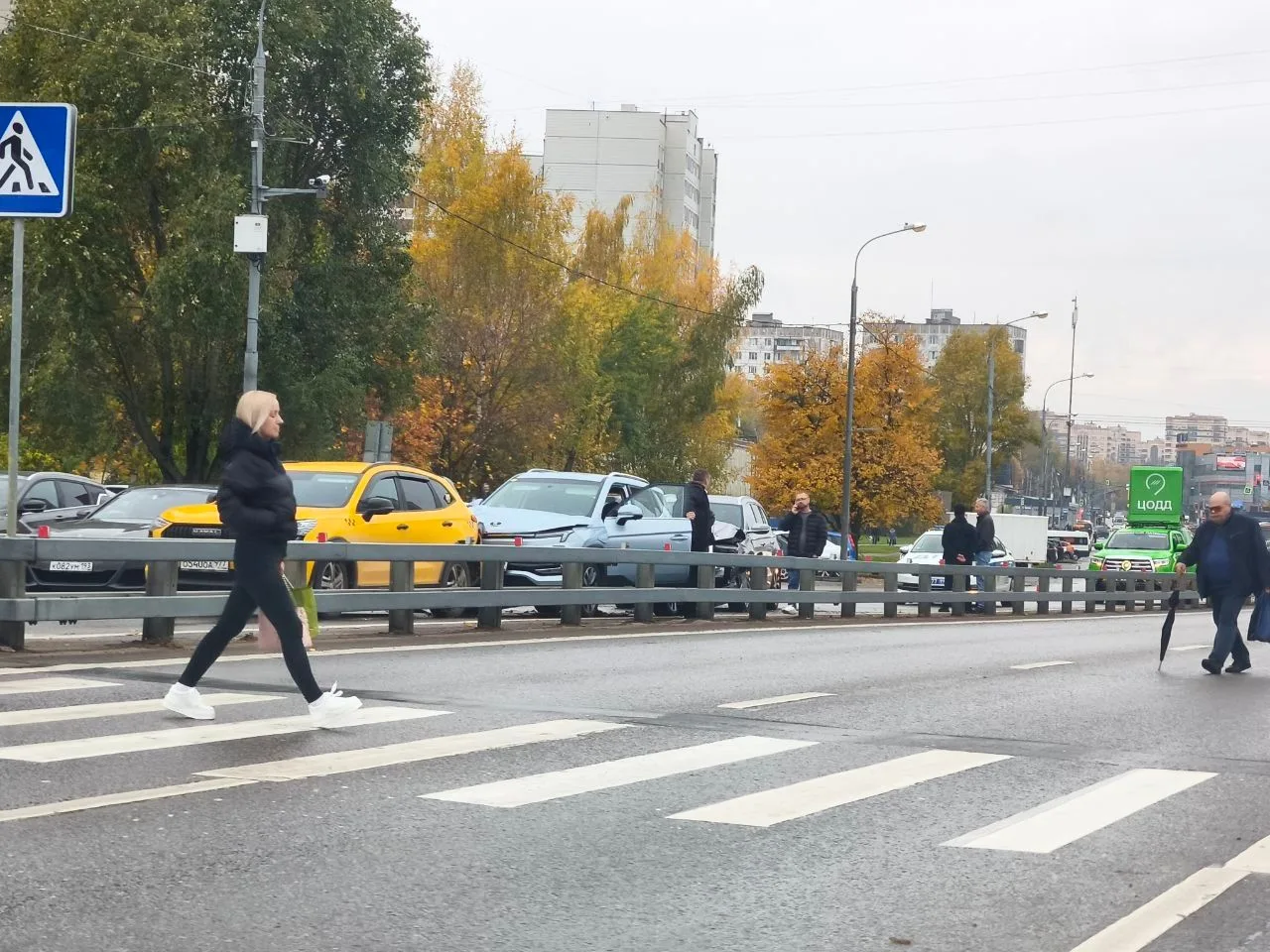 «Паровозик» из трех машин у светофора рядом с Дворцом единоборств на улице Логвиненко и...