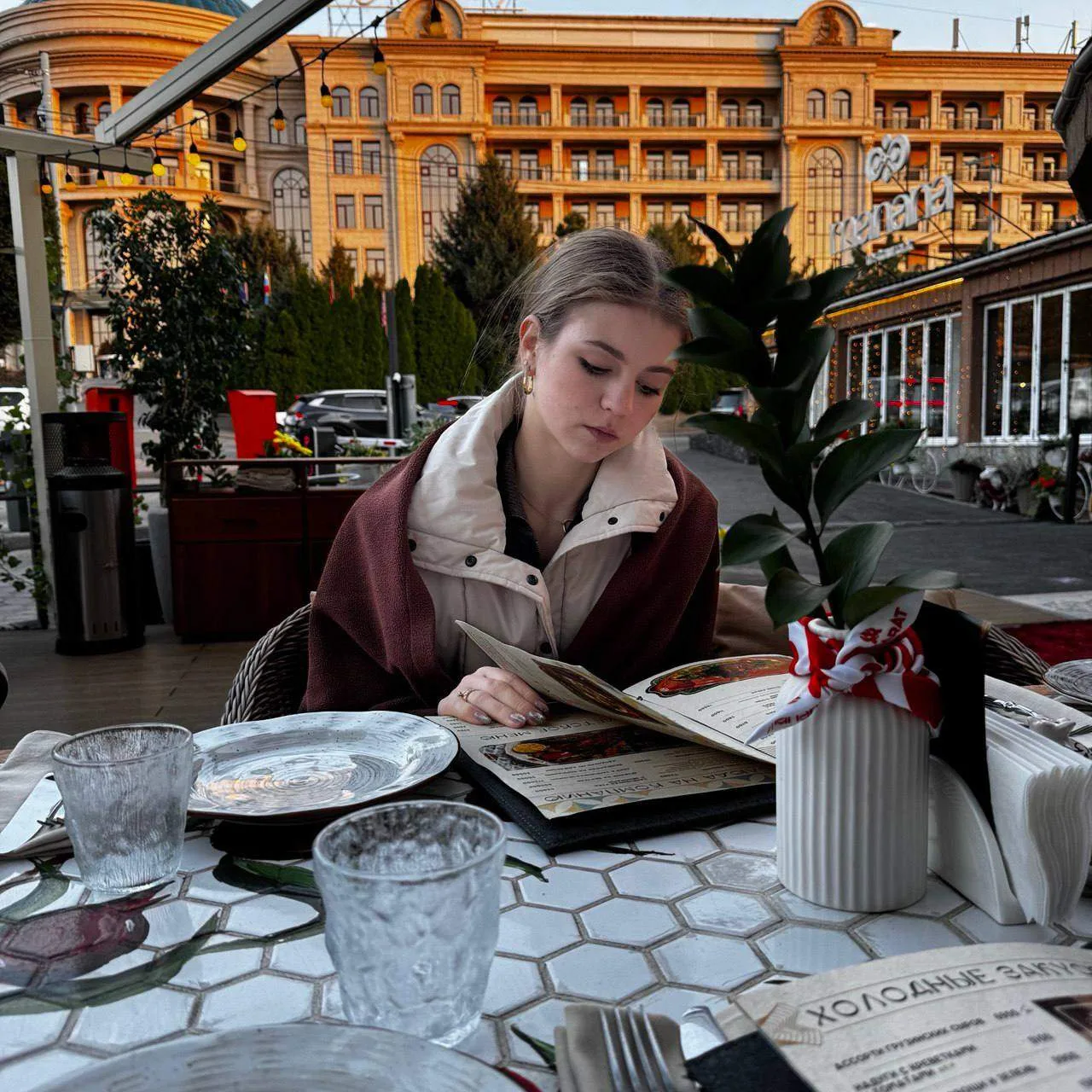 Искала, где поужинать, но в процессе чуть не поймала парочку сувениров для Макара)