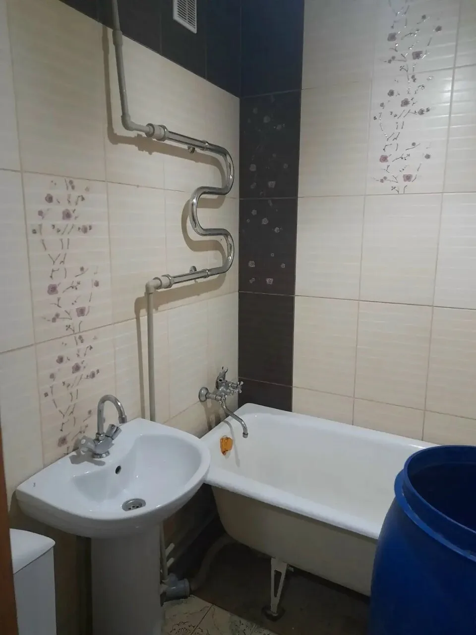 Продам 2-комнатную квартиру, 45 м², 3/3 эт. в Енакиево, проспект 50 лет Октября