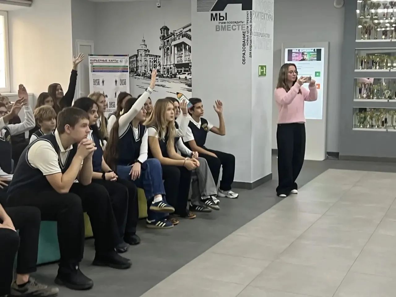 14.10 ученики 8в с классным руководителем Бойковой А.С. посетили Ростовский строительны...