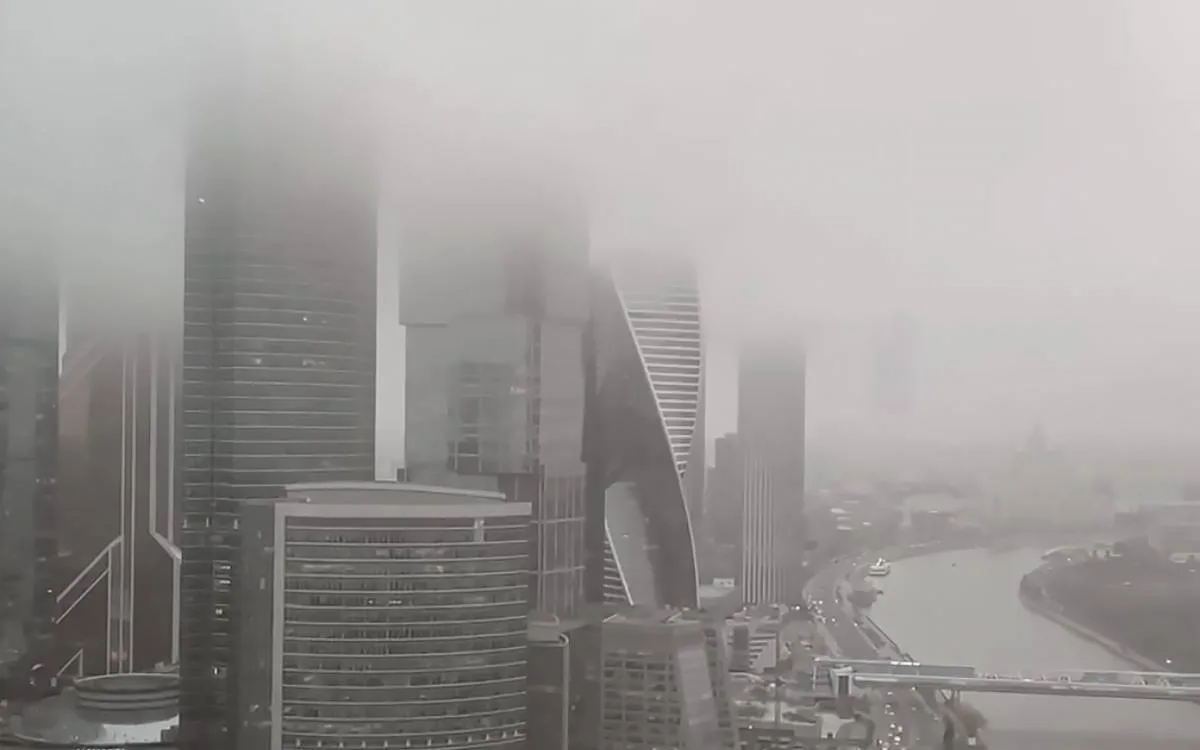 Туман накроет Москву с 16:00, предупреждают власти.