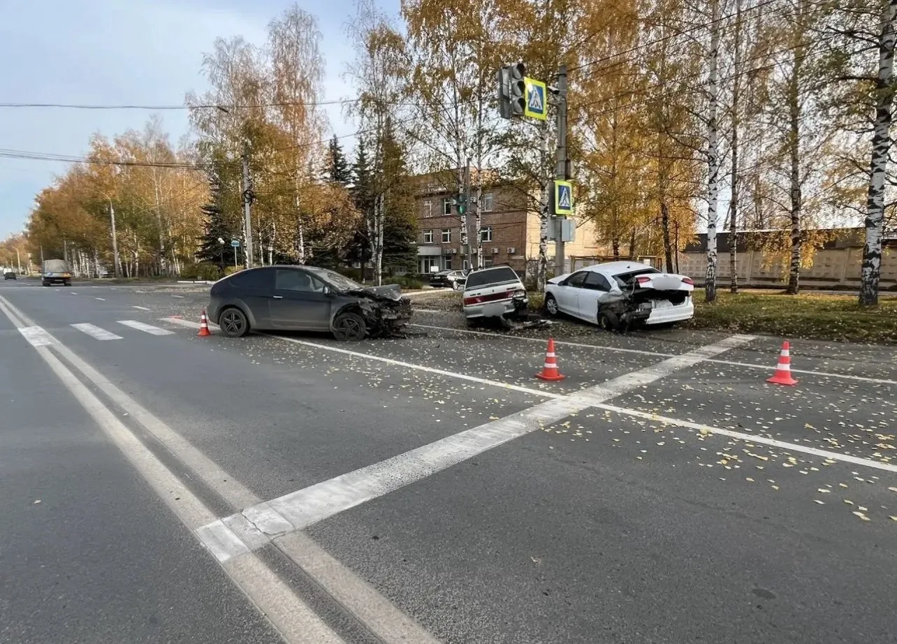 Водитель легкового автомобиля наехал на две машины и сбил двух мужчин в Ижевске.