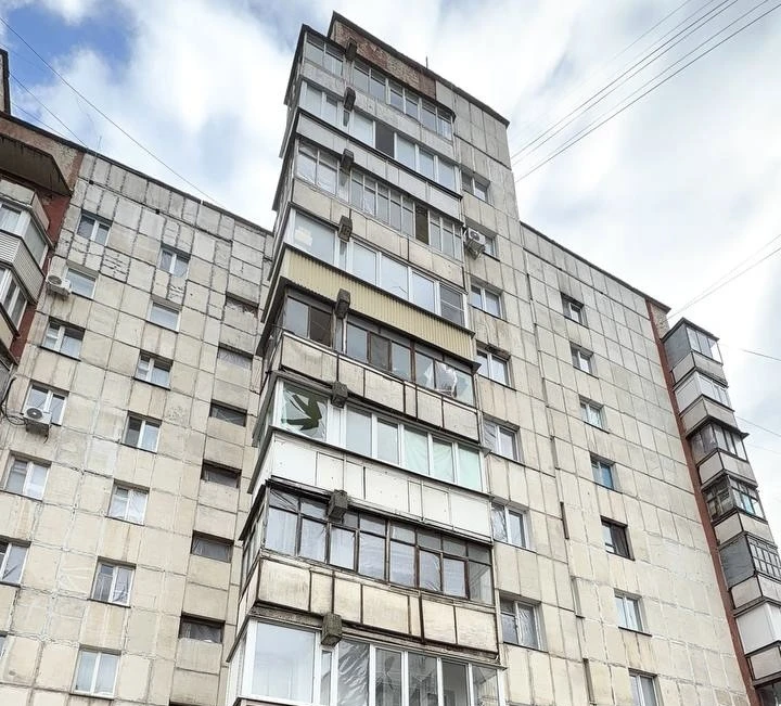 На улице Николая Чумичова спустя два месяца после прилёта жители дома живут с выбитыми ...