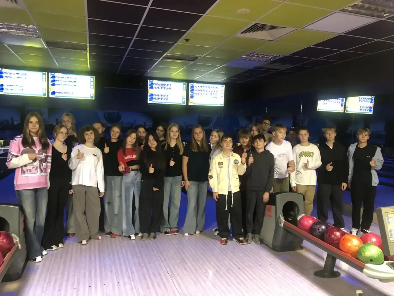 🎳 7Б на каникулах: время для боулинга! 🍂