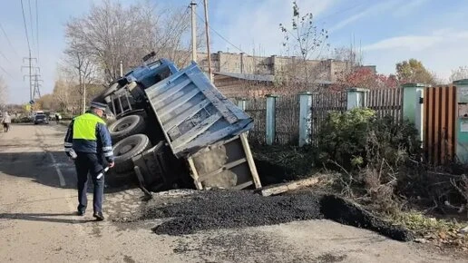 В Нижнем Тагиле грузовик провалился вместе с дорогой