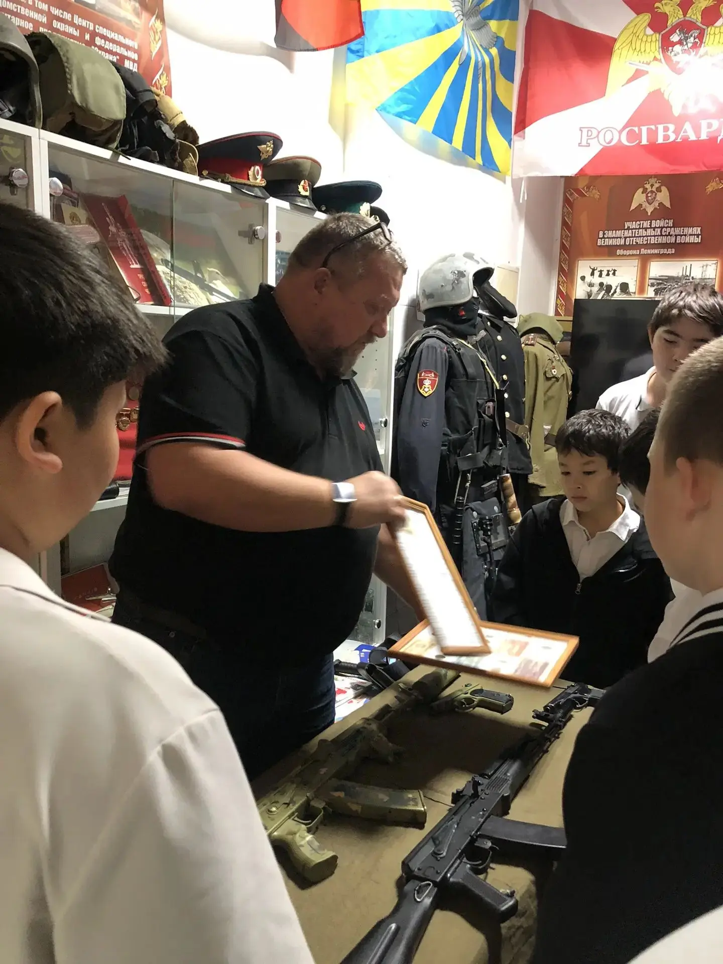 Экскурсия в «Комнату истории Вневедомственной охраны»: путешествие сквозь эпохи!