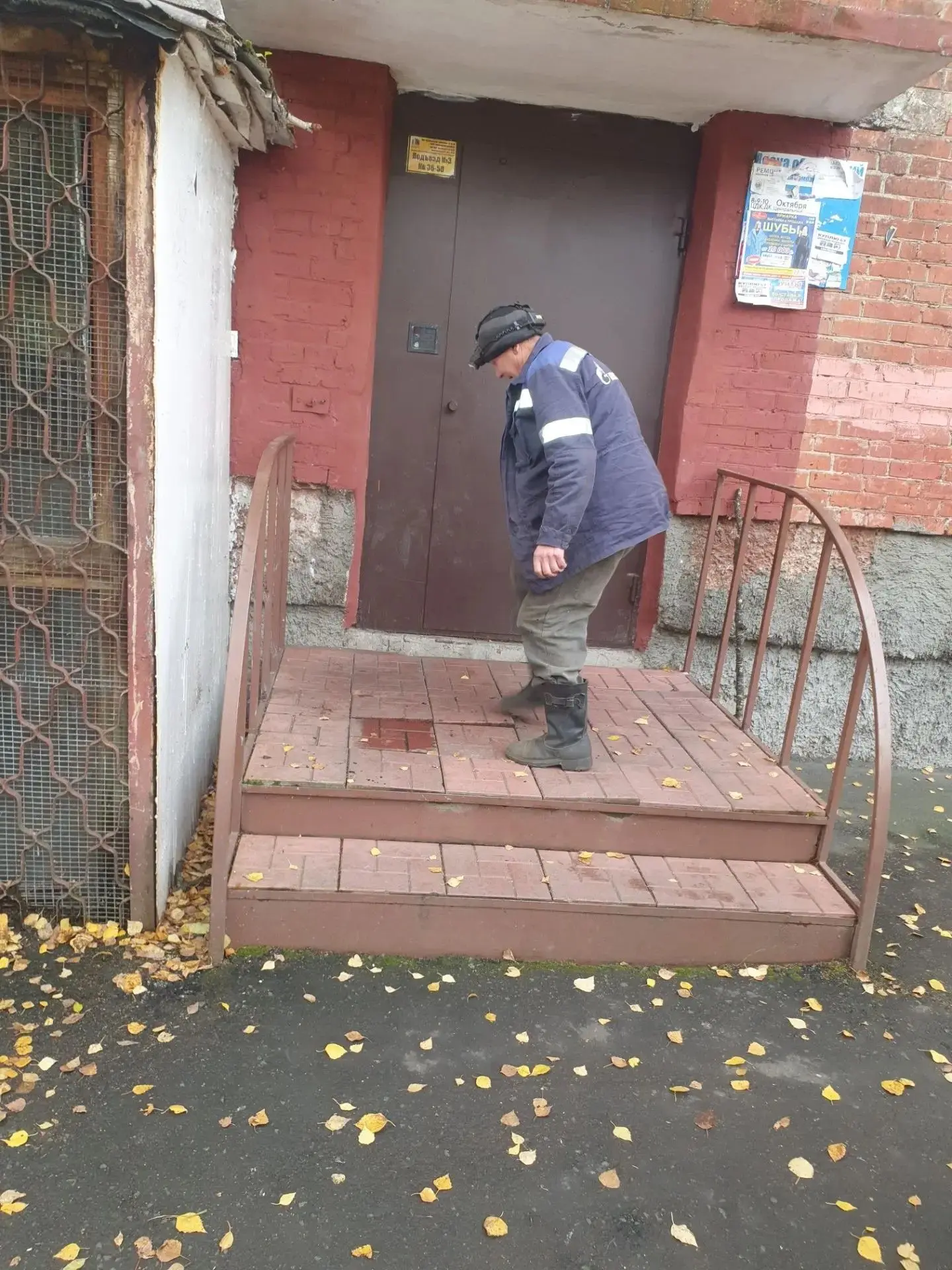 ул. Им. 50 л. Октября, 11 выполнили ремонт крыльца
