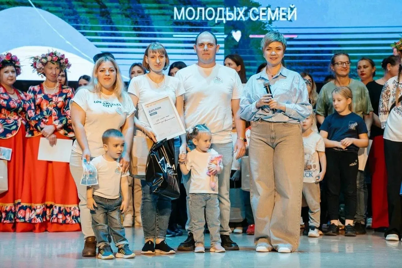 Представители клуба молодых семей «Семейный круг» - детский сад №6 «Тополёк» в числе по...