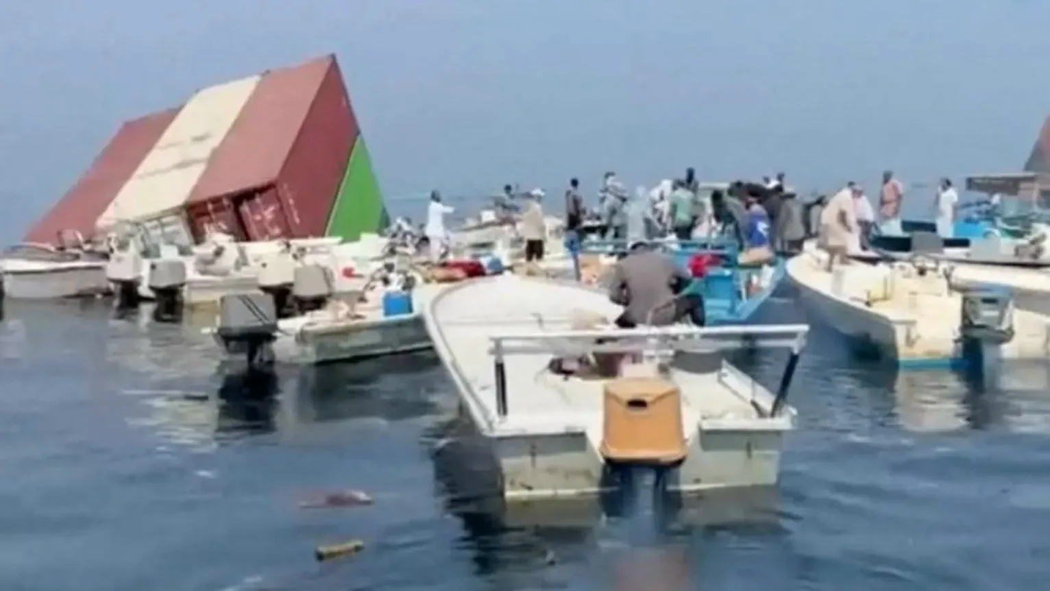 🌊⚓⛴  Ормузский пролив: затонувший контейнеровоз с iPhone и духами стал морской барахолкой