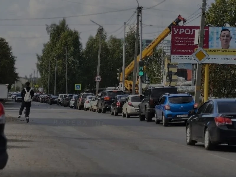 Уважаемые водители, хватит нюхать зад впереди едущей машины. Вы б.... впритирку подкаты...