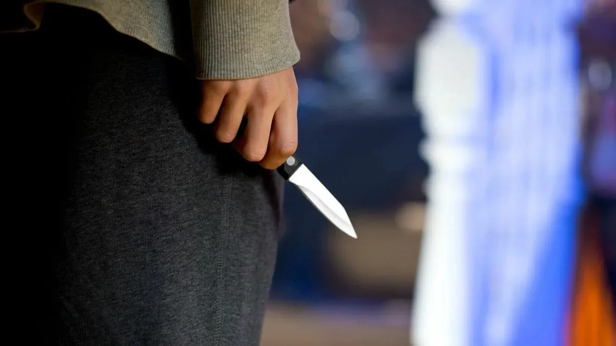 🔪 В Каменске-Уральском 24-летний рецидивист устроил поножовщину на улице.