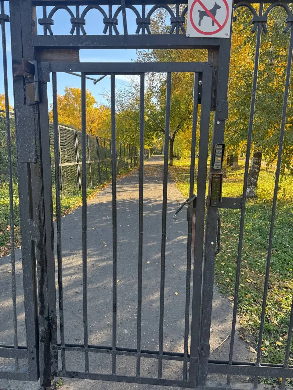 На каких основаниях велотрек который на против хлебозавода, закрыл свою территорию?