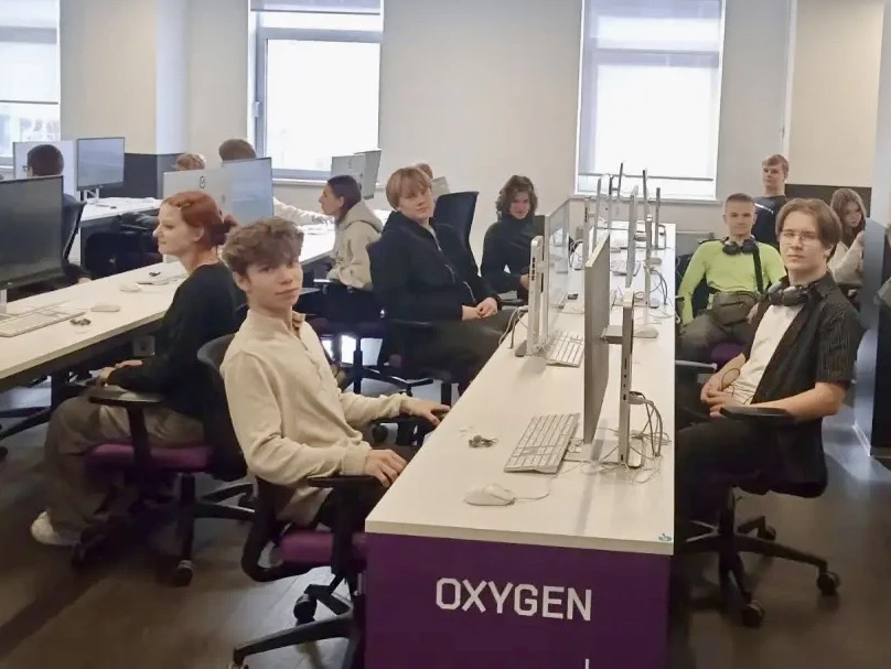 💻 Один день вместо привычных уроков — в настоящей ИТ-компании. Как вам такое расписание?