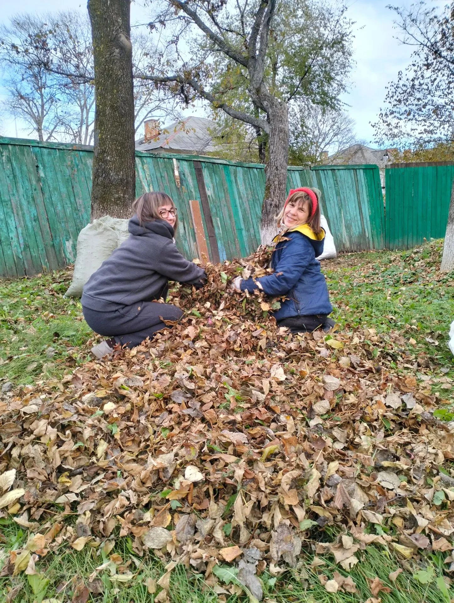 🧹 Коллектив ЦВР  доказал, что грабли — лучший тренажёр для бодрости!