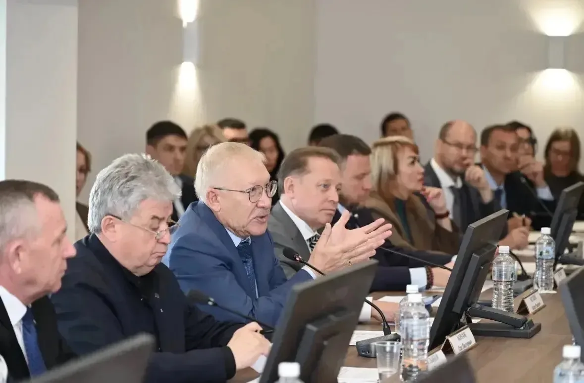 Сегодня прошло первое совещание в IX созыве с участием сенаторов Совета Федерации, депу...