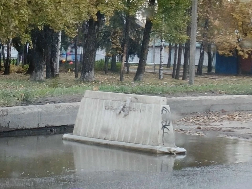 У автомойки яма ждёт машины уже месяц