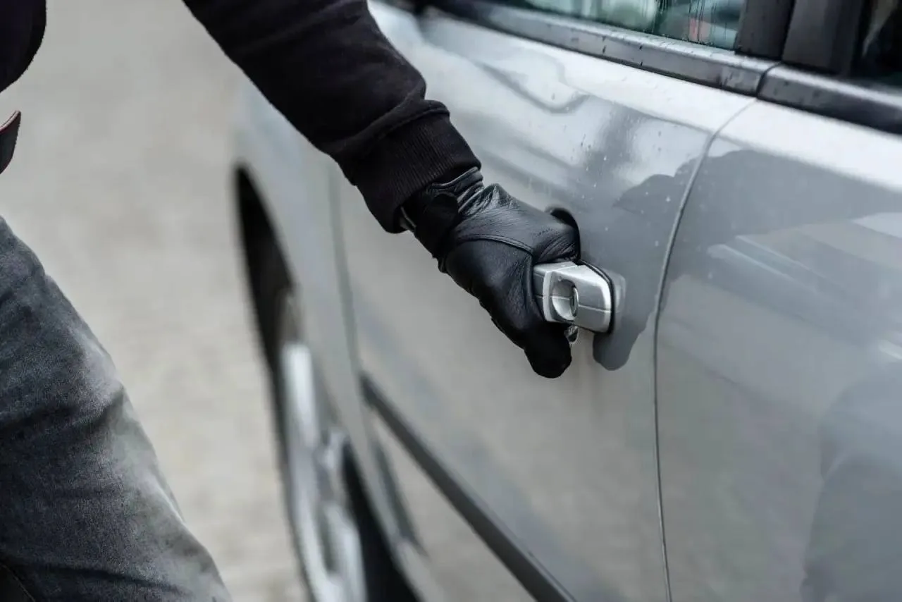 🚗Нашли ключи в замке и угнали машину дважды: двоих сахалинцев задержали после поездок ...
