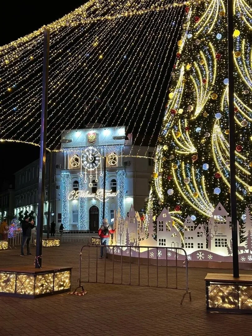 🎄 Геленджик готовится к Новому году: украсят 18 пляжей и установят главную ёлку