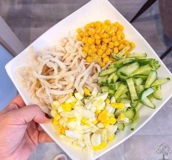Салат с кальмарами
