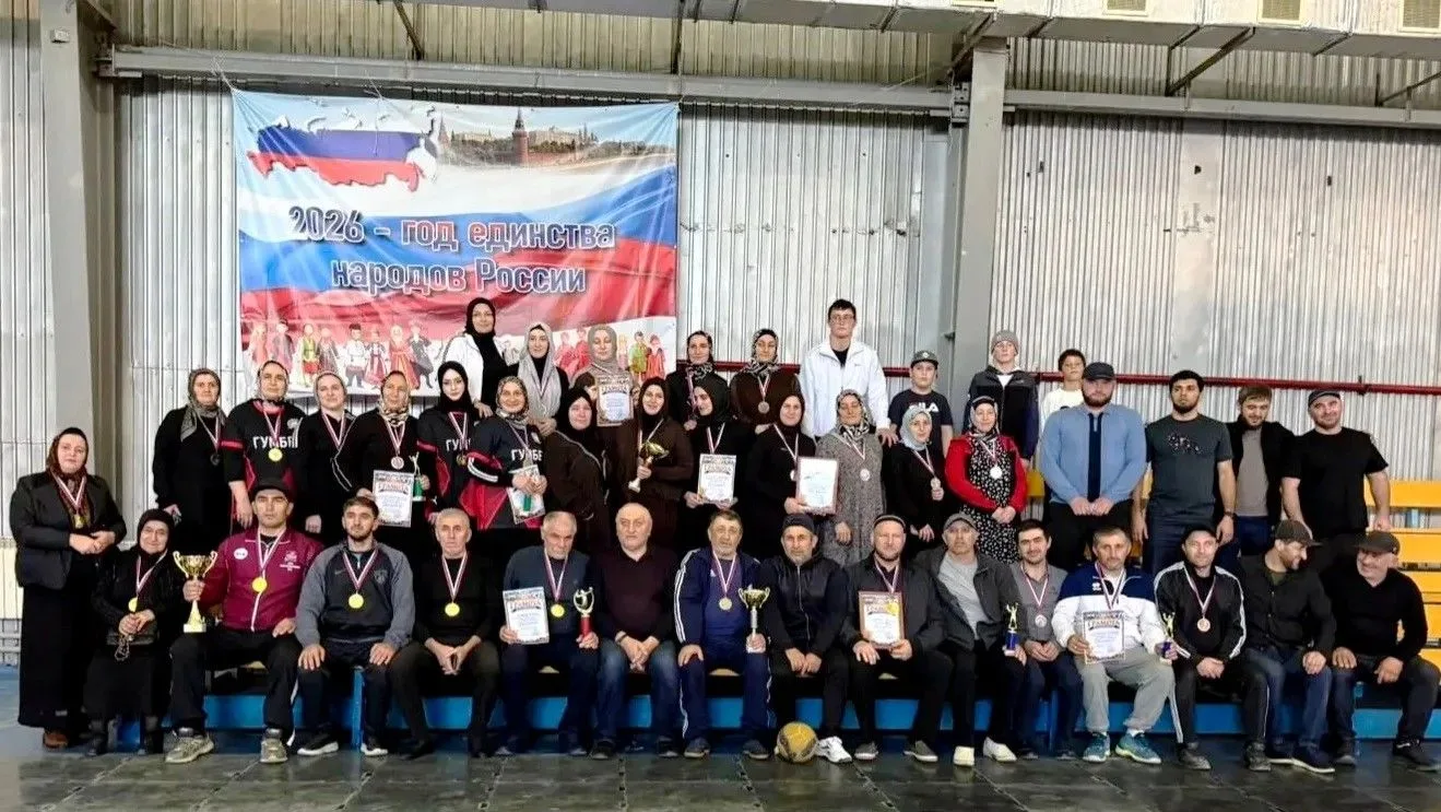 В Гумбете определили сильнейших среди учителей-волейболистов