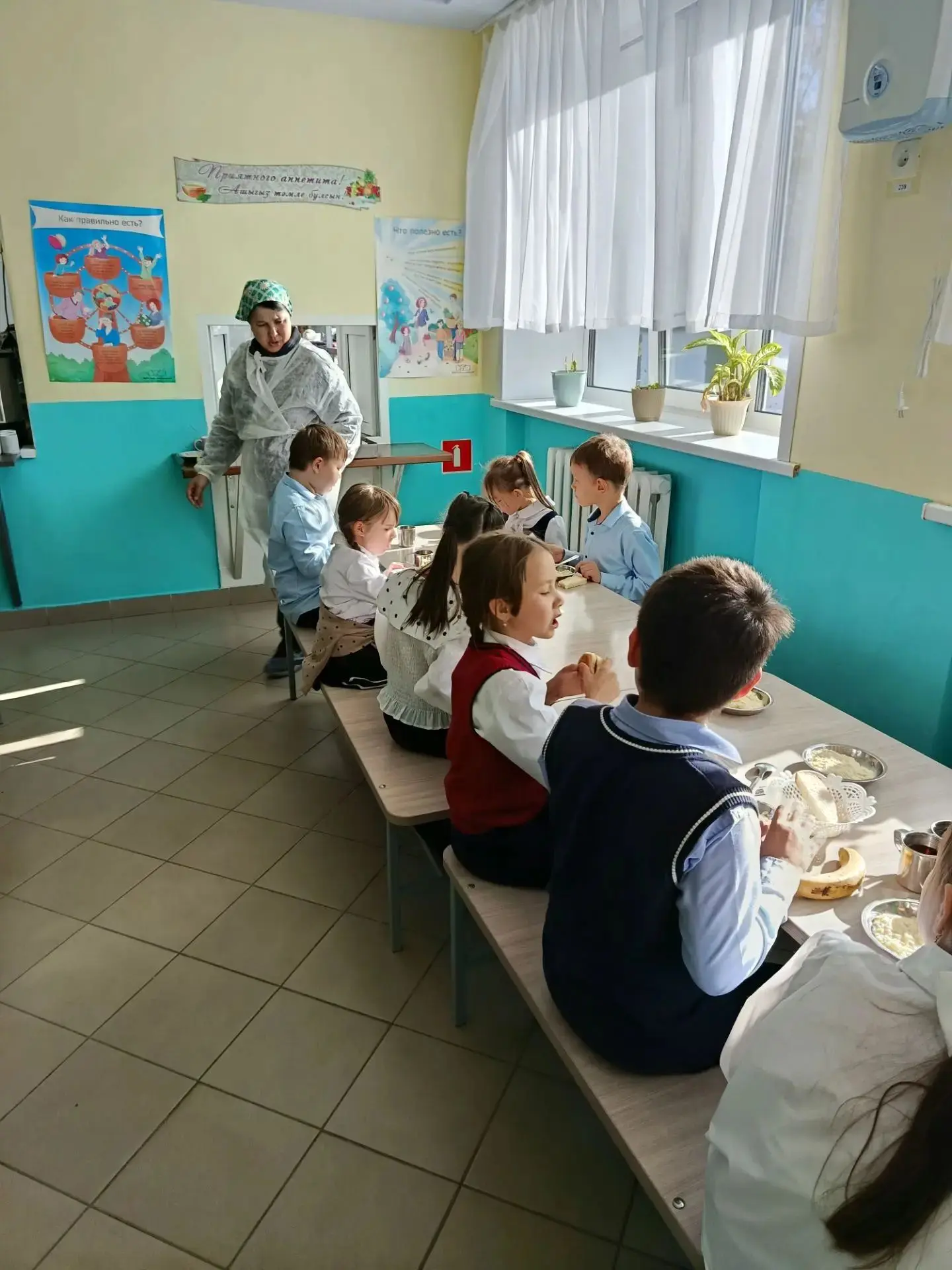 12.10. в нашей школе прошёл родительский контроль питания. Родители 1 класса  проверили...