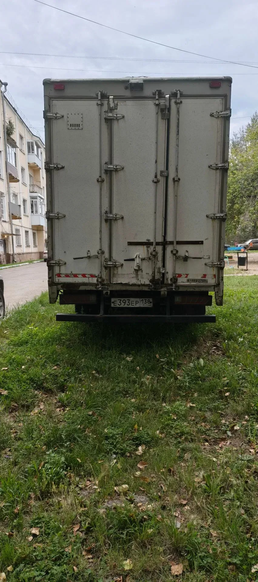 Владелец этого грузовика очень любит парковаться на газоне, ломая бордюры и нарушая цел...
