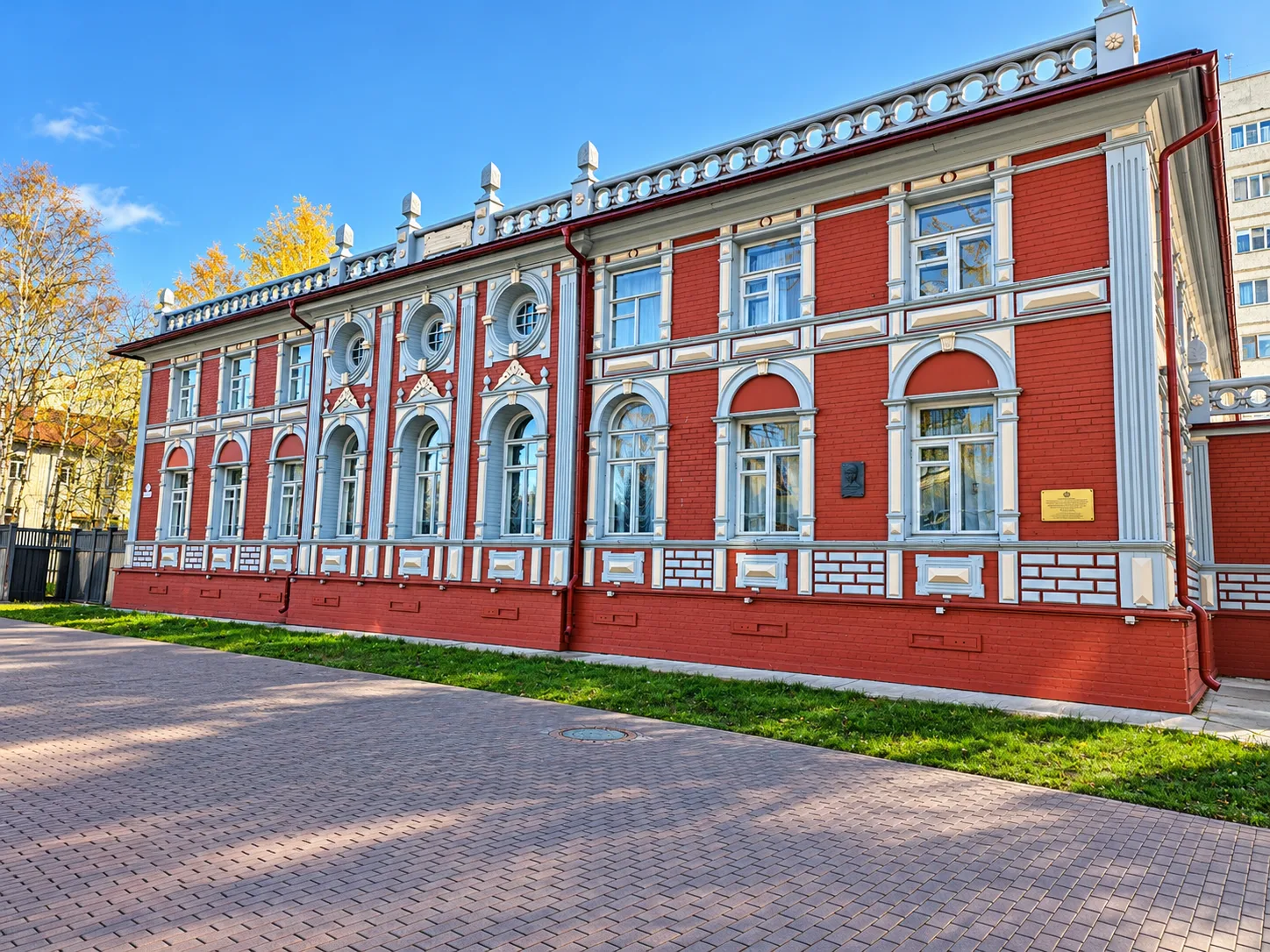 Гуляя по Чумбаровке, невозможно пройти мимо этого роскошного здания.