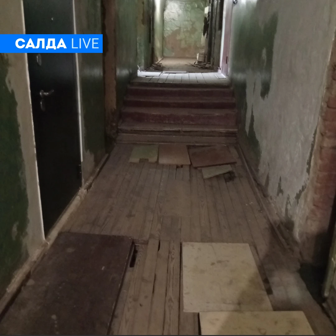 🏚️ Жители Сабурова, 3 в Верхней Салде ходят по прогнившим доскам вместо пола