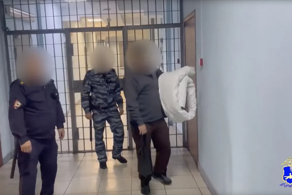 В Туве задержали курьера мошенников, которые выманили у студентки 5,8 млн рублей.