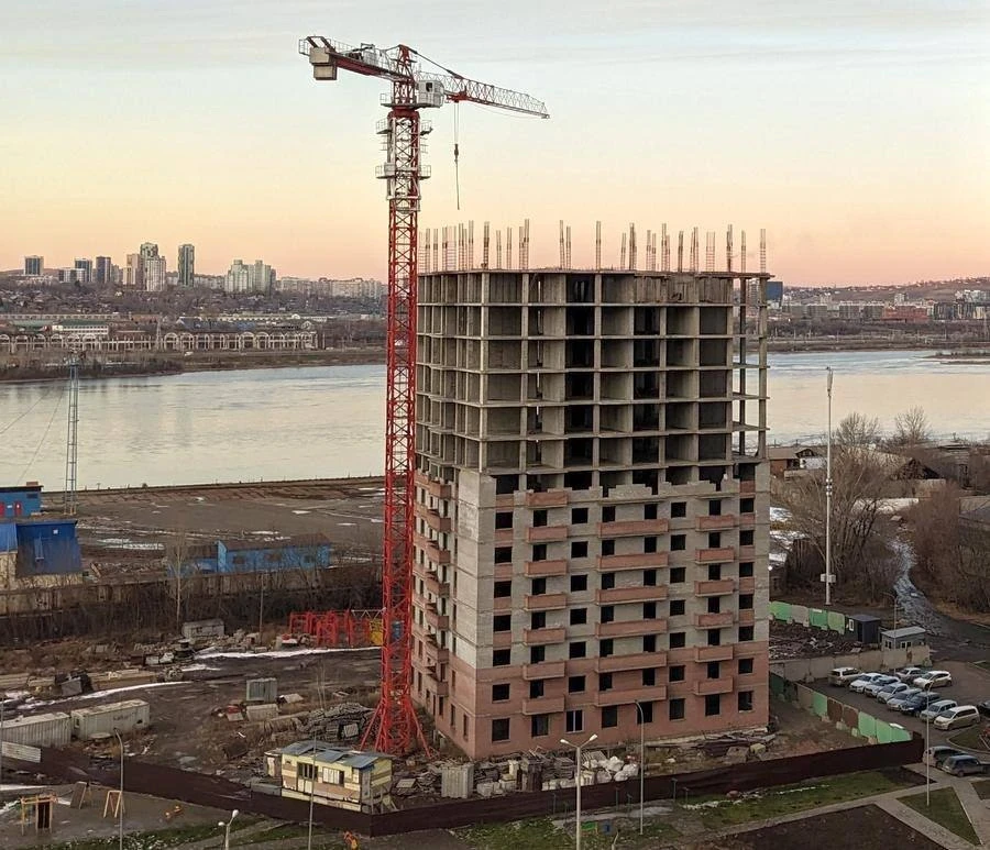 25-этажный долгострой на берегу Енисея выставили на продажу за 380 млн рублей.