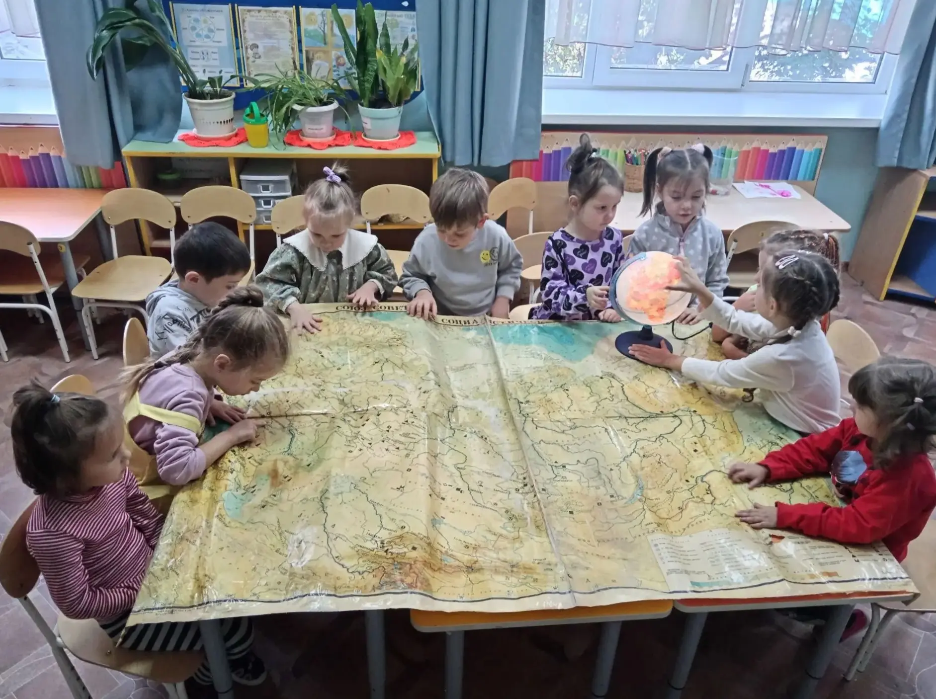 В старшей группе «Капитошка» этот день начался с прослушивания торжественной патриотиче...