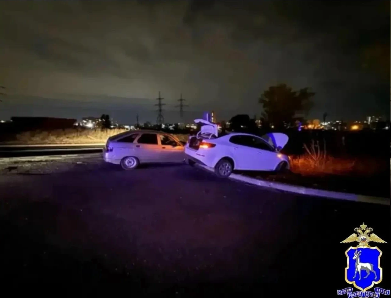 В Тольятти ВАЗ врезался в стоящий Kia Rio, пострадал водитель