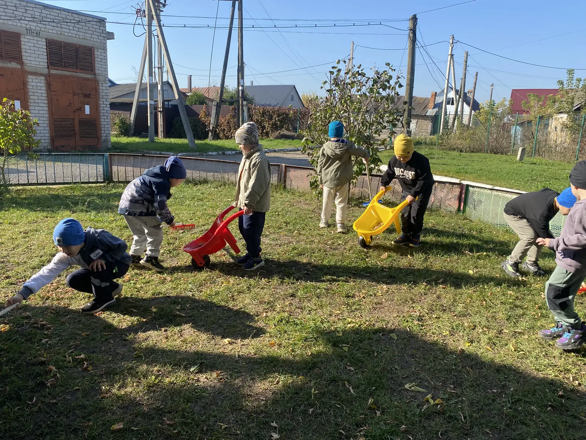 🧹🧺  Сегодняшняя прогулка в группе «Берёзка» прошла не только весело, но и с пользой! ...