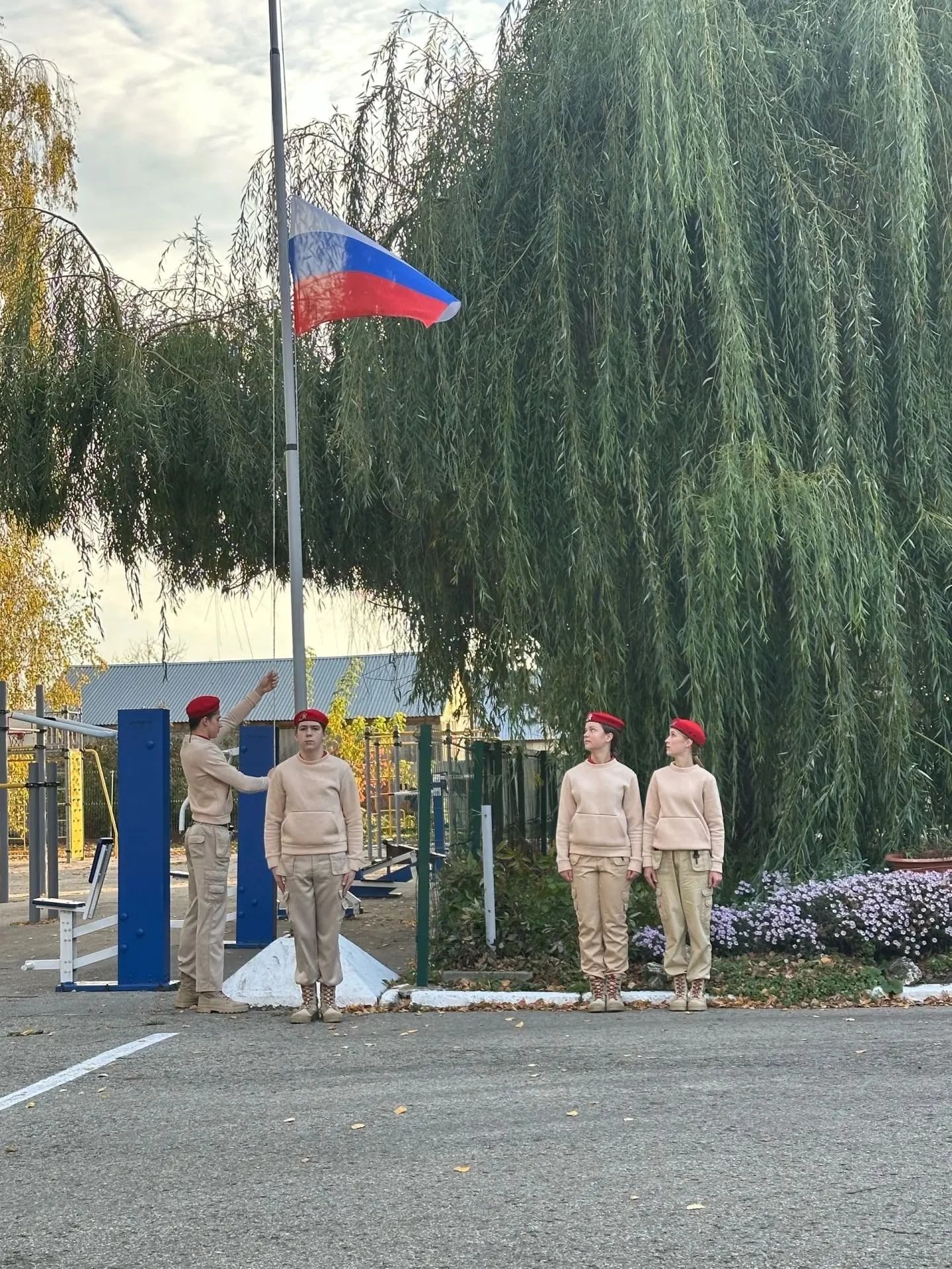 ☀️🍁 Осенний солнечный понедельник 12 октября в школе начался с церемонии поднятия флаг...
