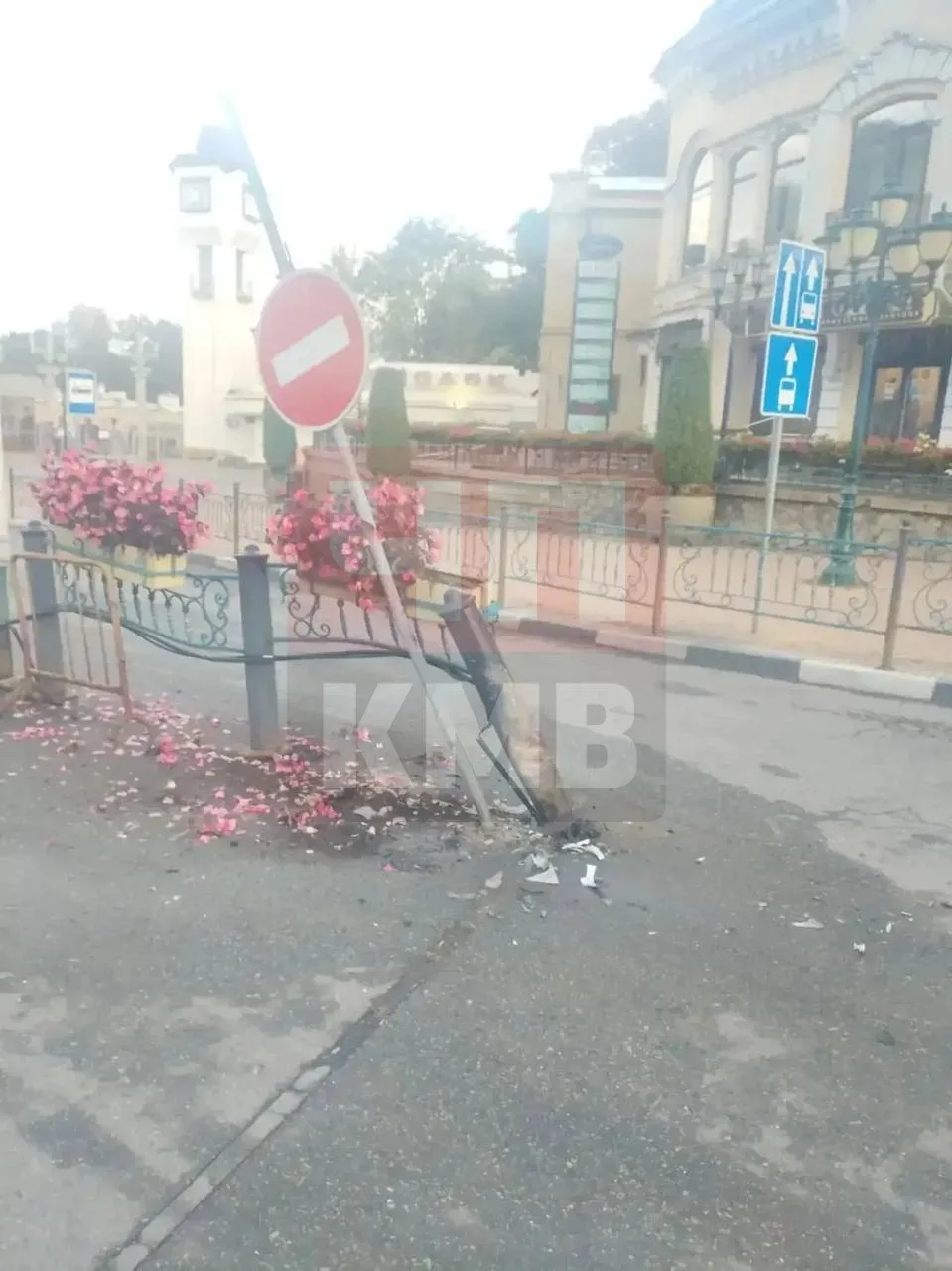 → В Кисловодске лихач повредил объекты благоустройства на улице Вокзальной.