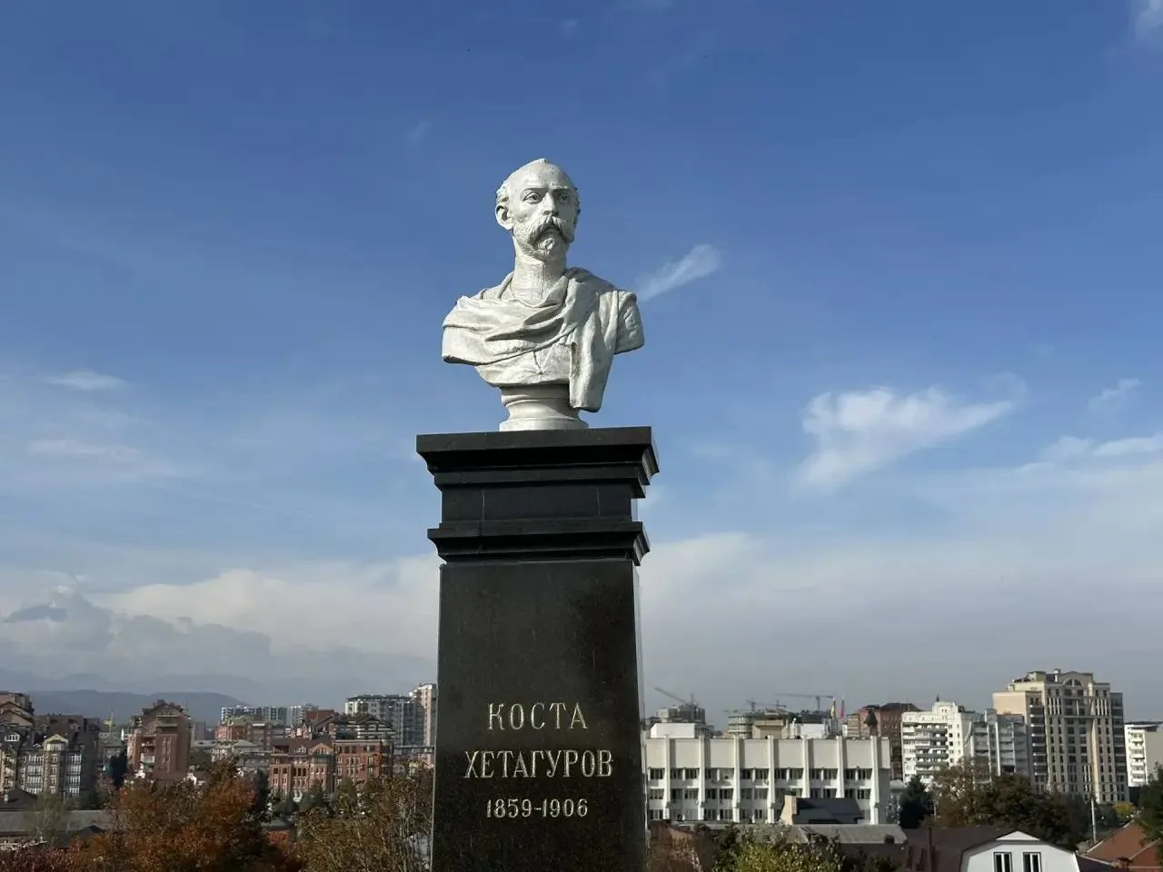 Абон Хетӕгкаты Къостайы райгуырдыл ӕххӕст кӕны 167 азы. Иры дзыллӕ мысы йӕ рухс ном.
