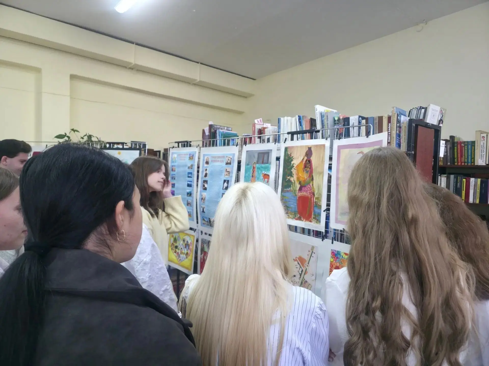 🖼В районной библиотеке открылась уникальная передвижная выставка «Россия и Индия глаза...