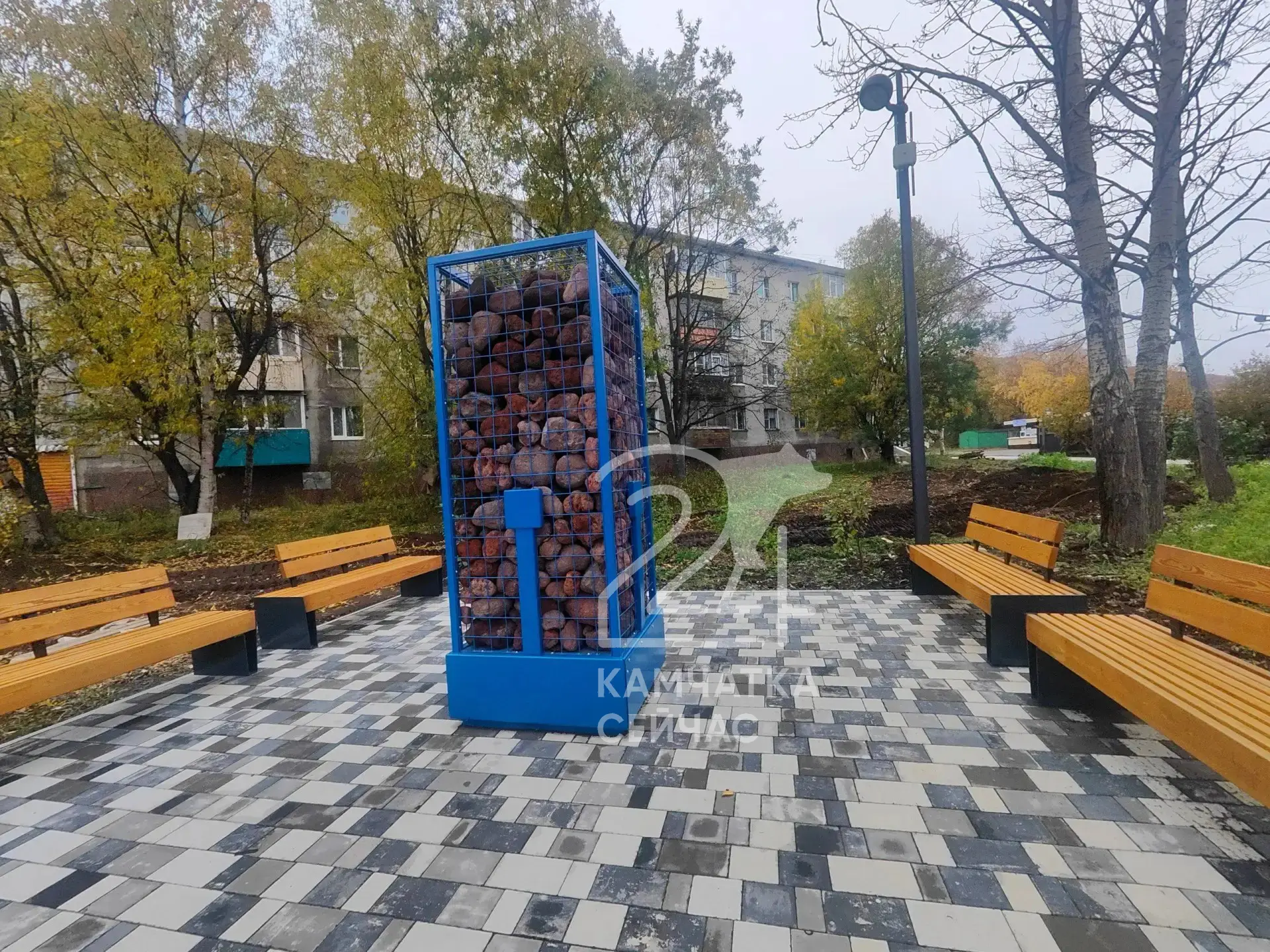 🪨 Загадочная синяя клетка с камнями