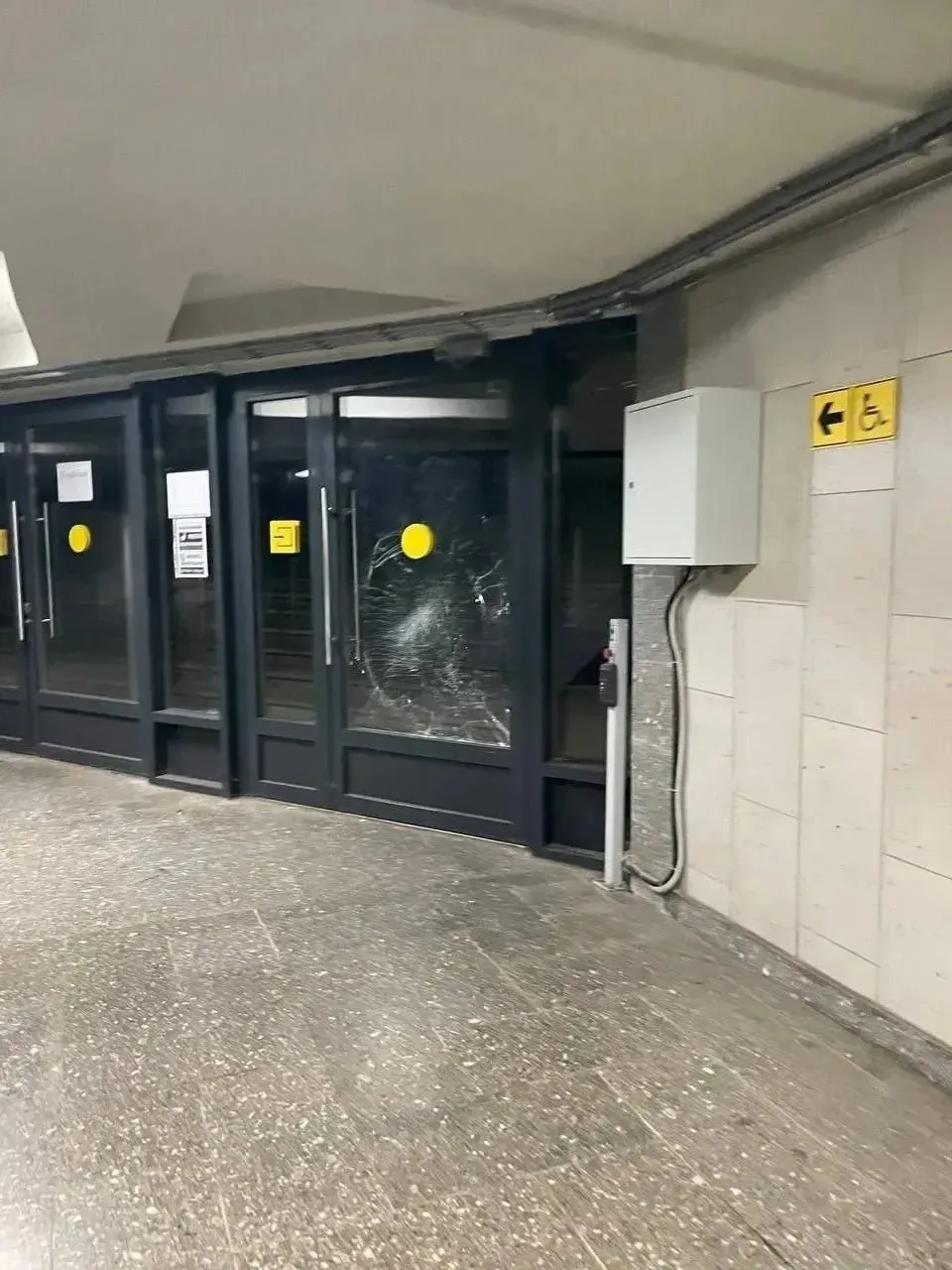 Дверь в переходе 🤬