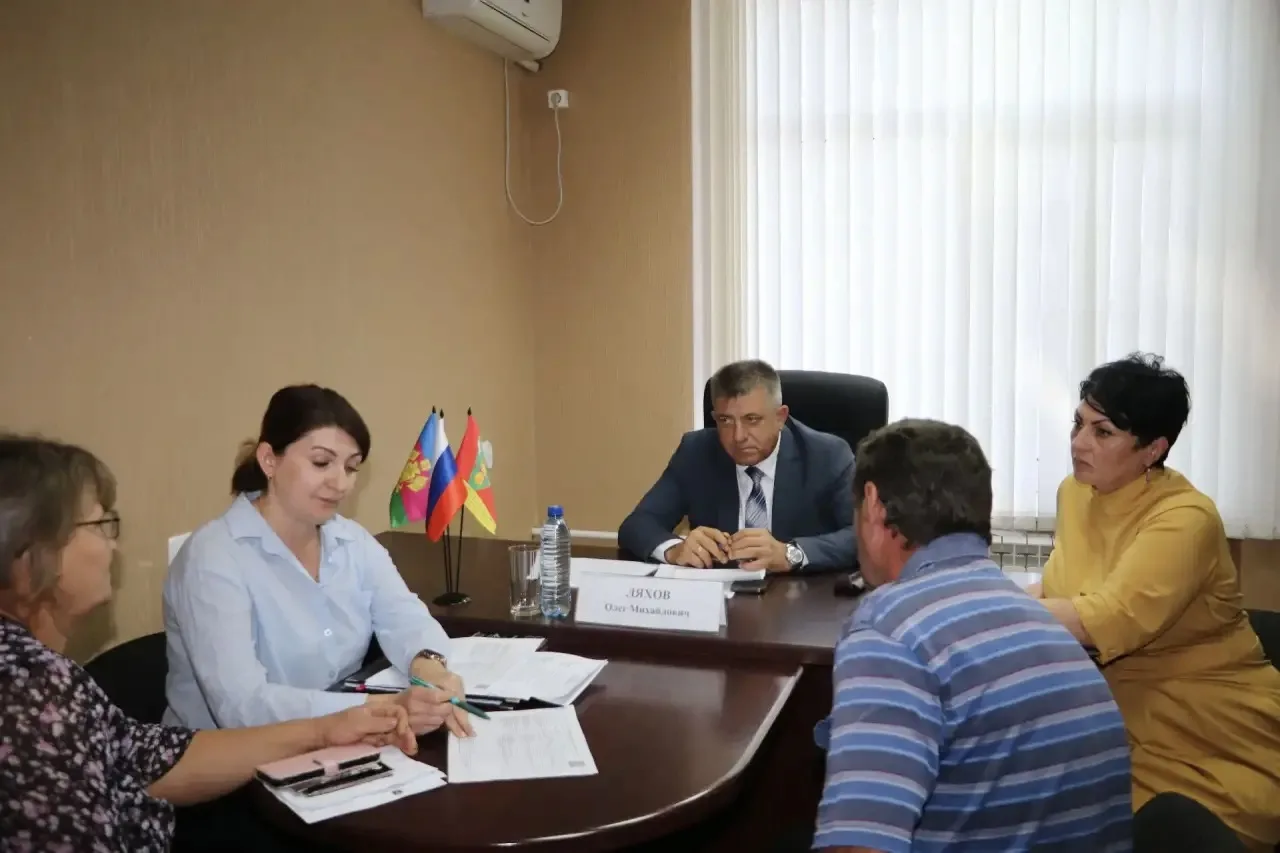 Провел личный прием граждан. За помощью обратились 7 человек.
